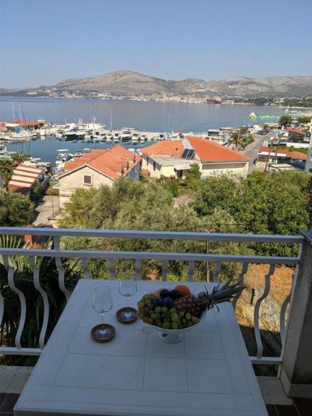 Apartments Biserka - 50 M From Beach Trogir Buitenkant foto