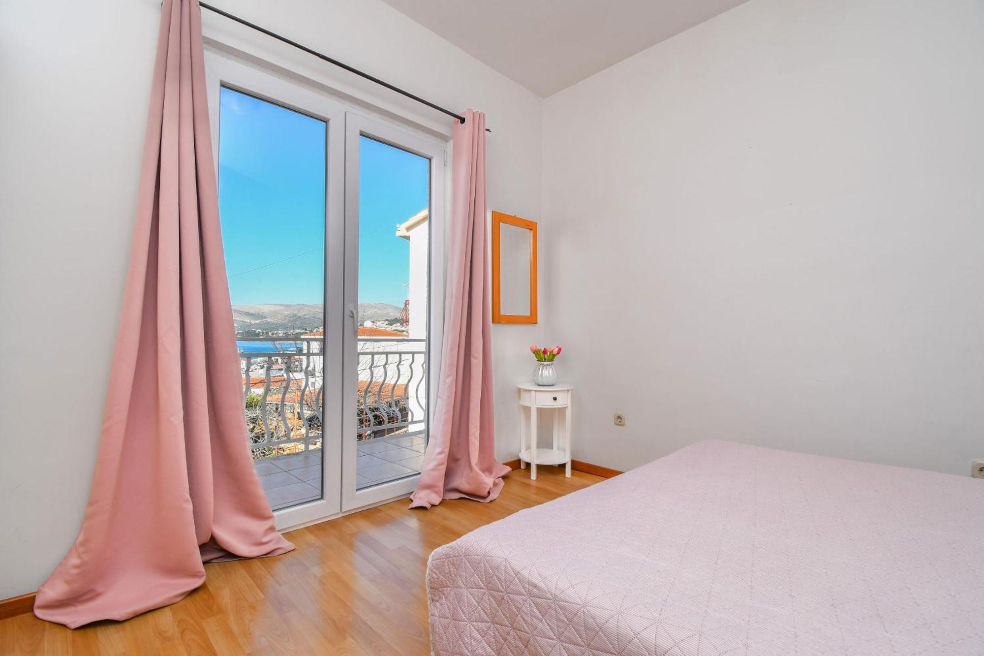 Apartments Biserka - 50 M From Beach Trogir Buitenkant foto