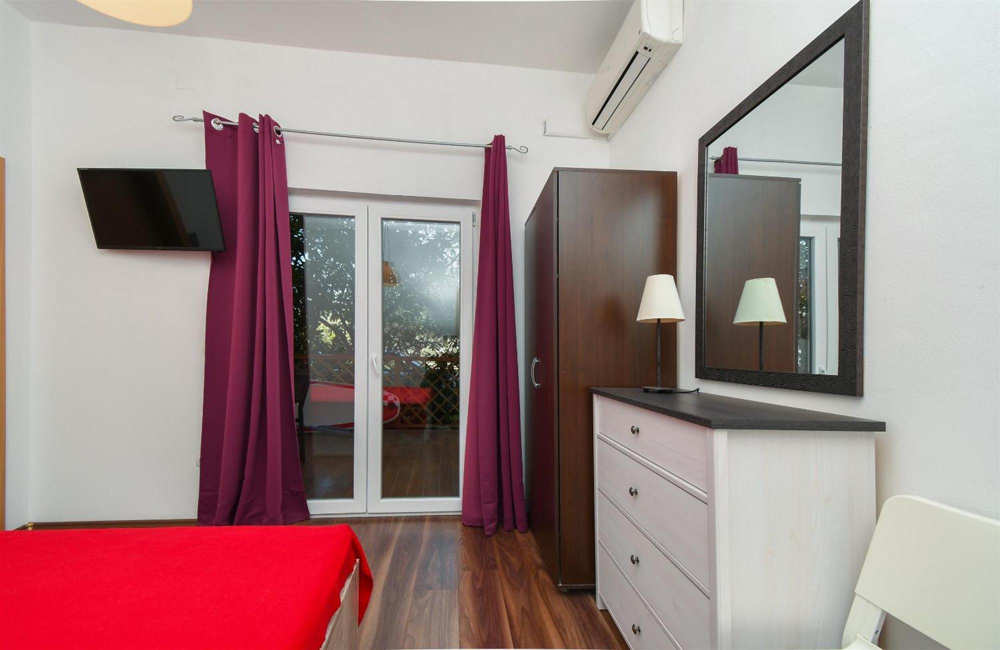Apartments Biserka - 50 M From Beach Trogir Buitenkant foto
