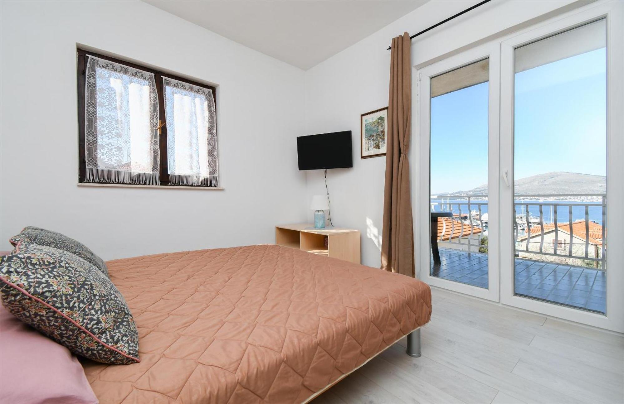 Apartments Biserka - 50 M From Beach Trogir Buitenkant foto